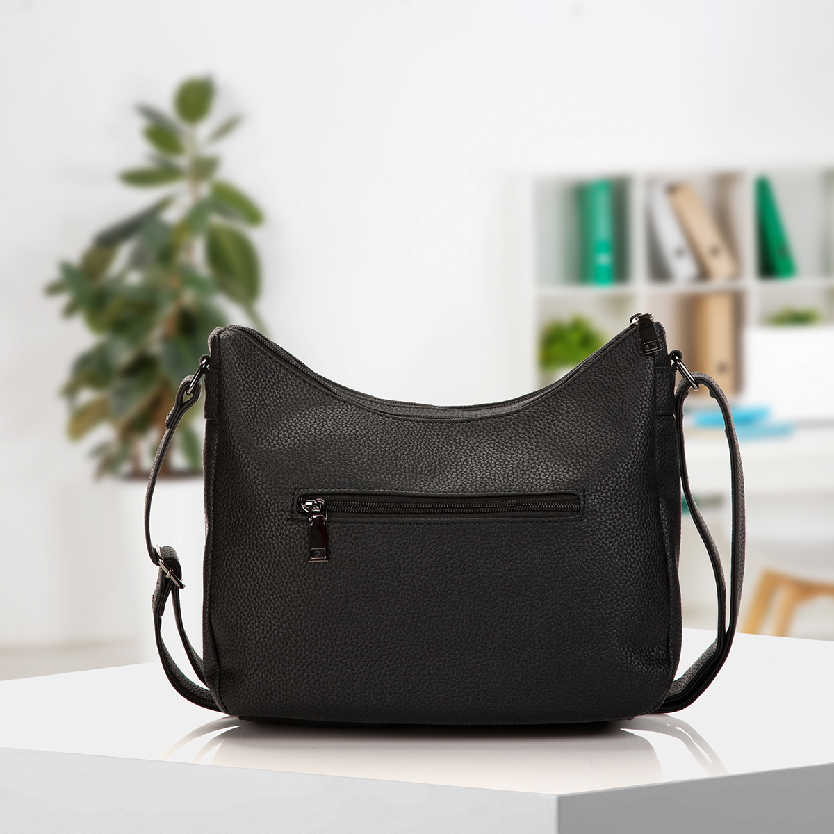 Umhängetasche aus genarbten Lederimitat Luna von Bernardo Bossi in schwarz - 272-019-60