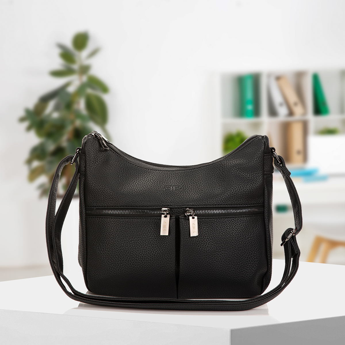 Umhängetasche aus genarbten Lederimitat Luna von Bernardo Bossi in schwarz - 272-019-60