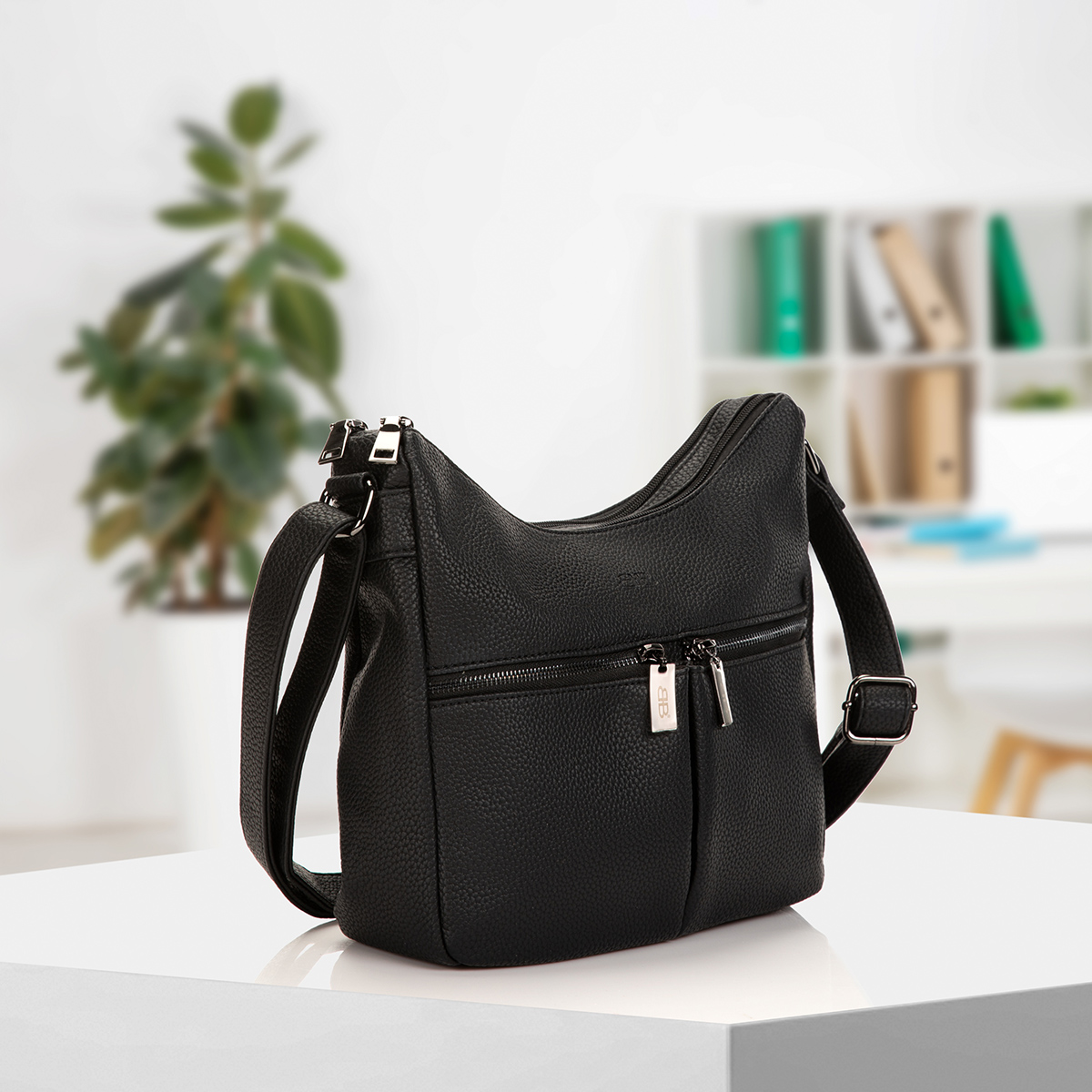 Umhängetasche aus genarbten Lederimitat Luna von Bernardo Bossi in schwarz - 272-019-60