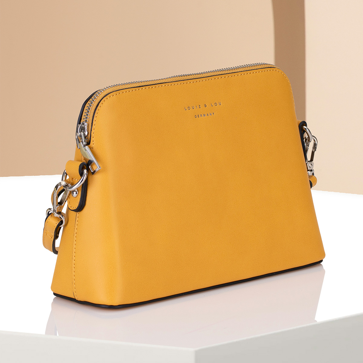 Umhängetasche Clutch Abendtasche Lara in Trapezform von Louiz&Lou in senfgelb - 2841-68