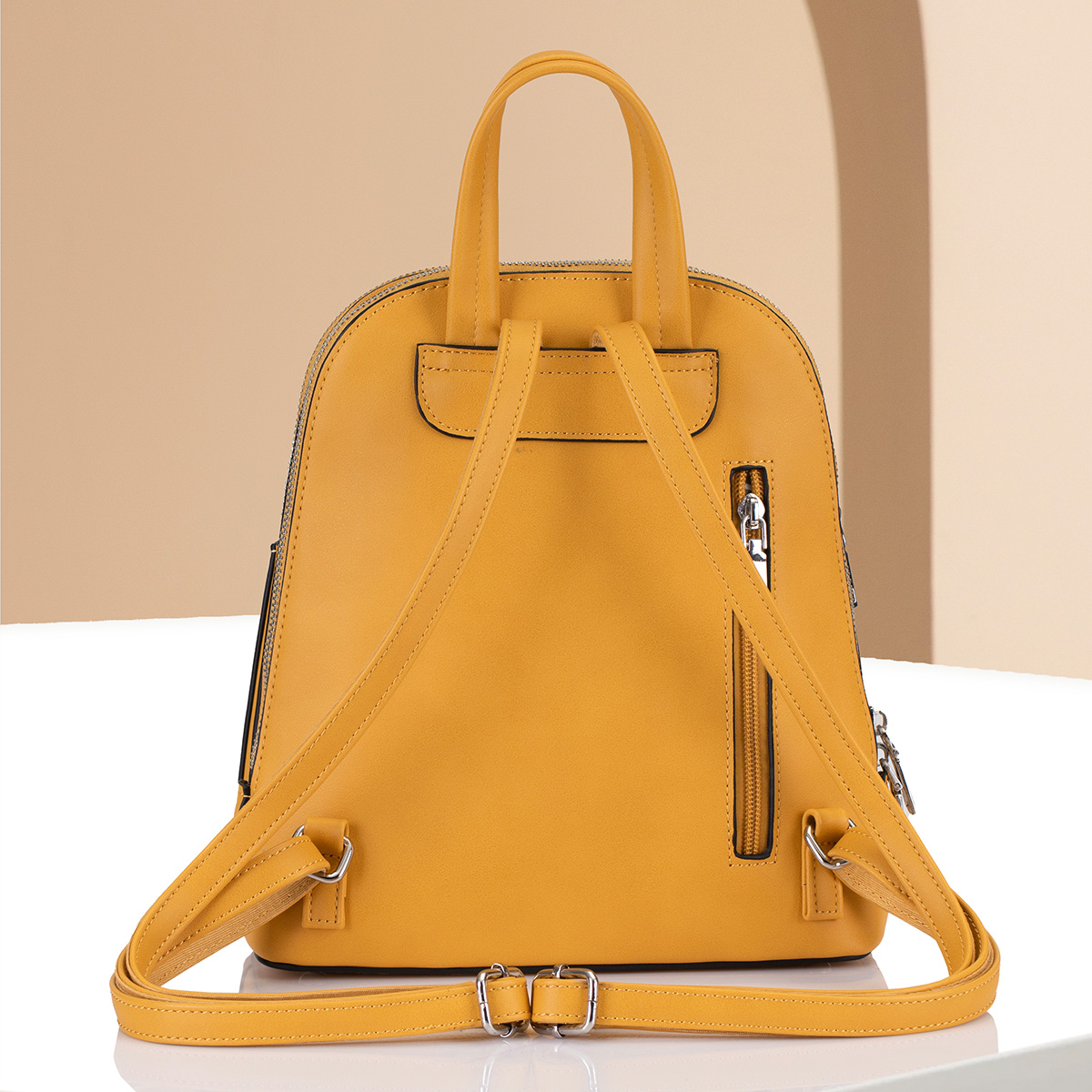 lässiger City-Rucksack von Louiz&Lou aus der Kollektion Lara in senfgelb - 2844-68