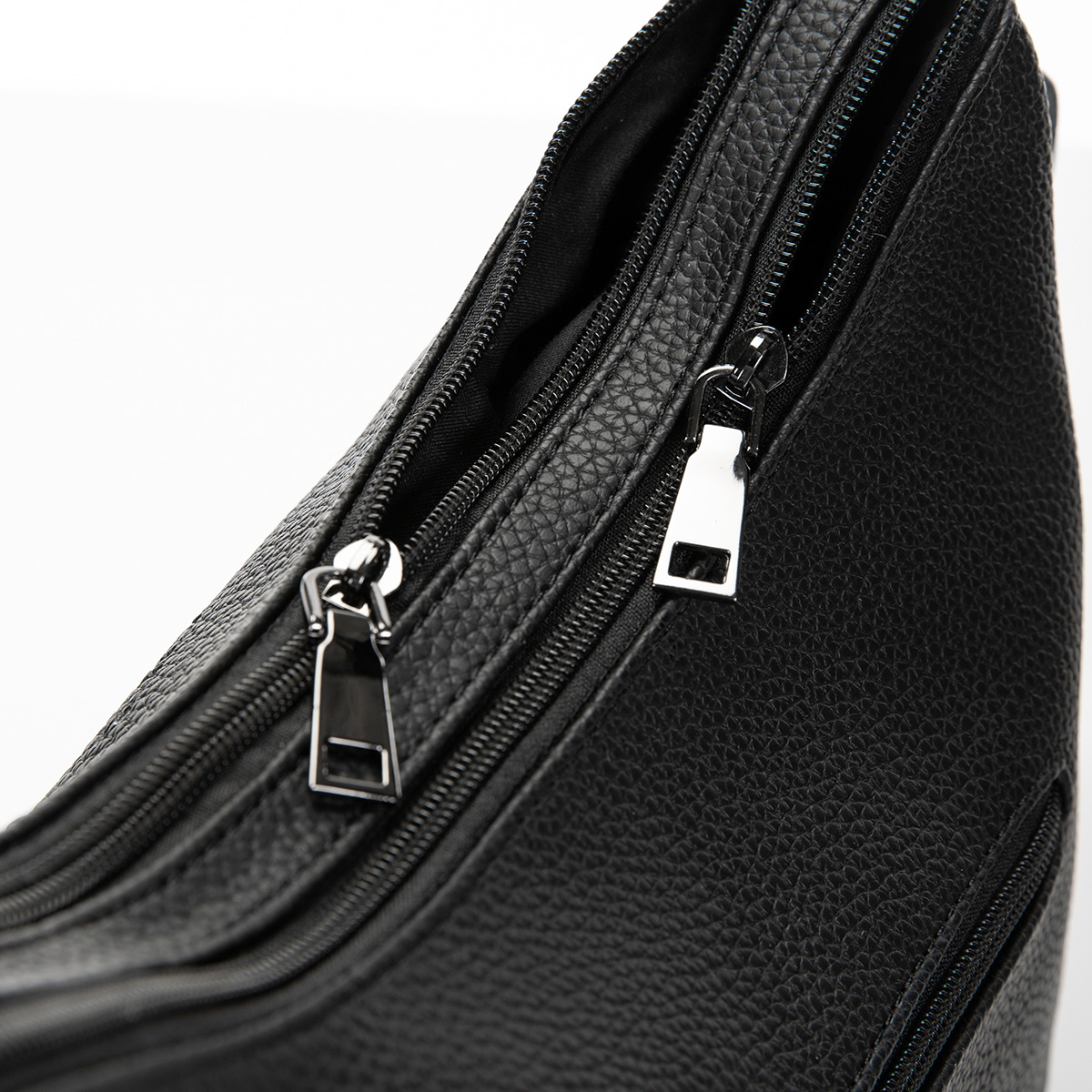 Umhängetasche aus genarbten Lederimitat Luna von Bernardo Bossi in schwarz - 272-019-60